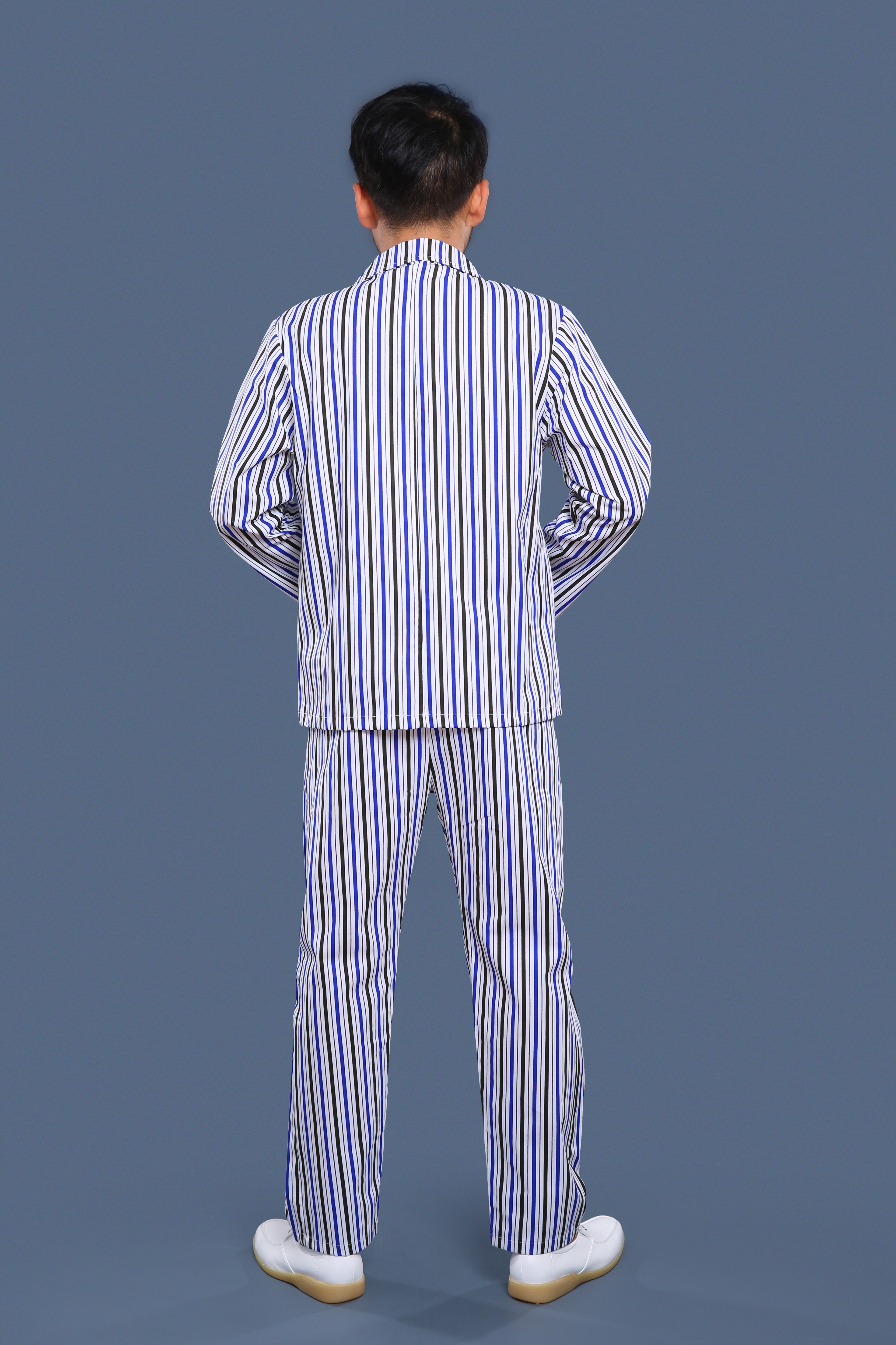 藍(lán)黑條紋病號(hào)服背面照