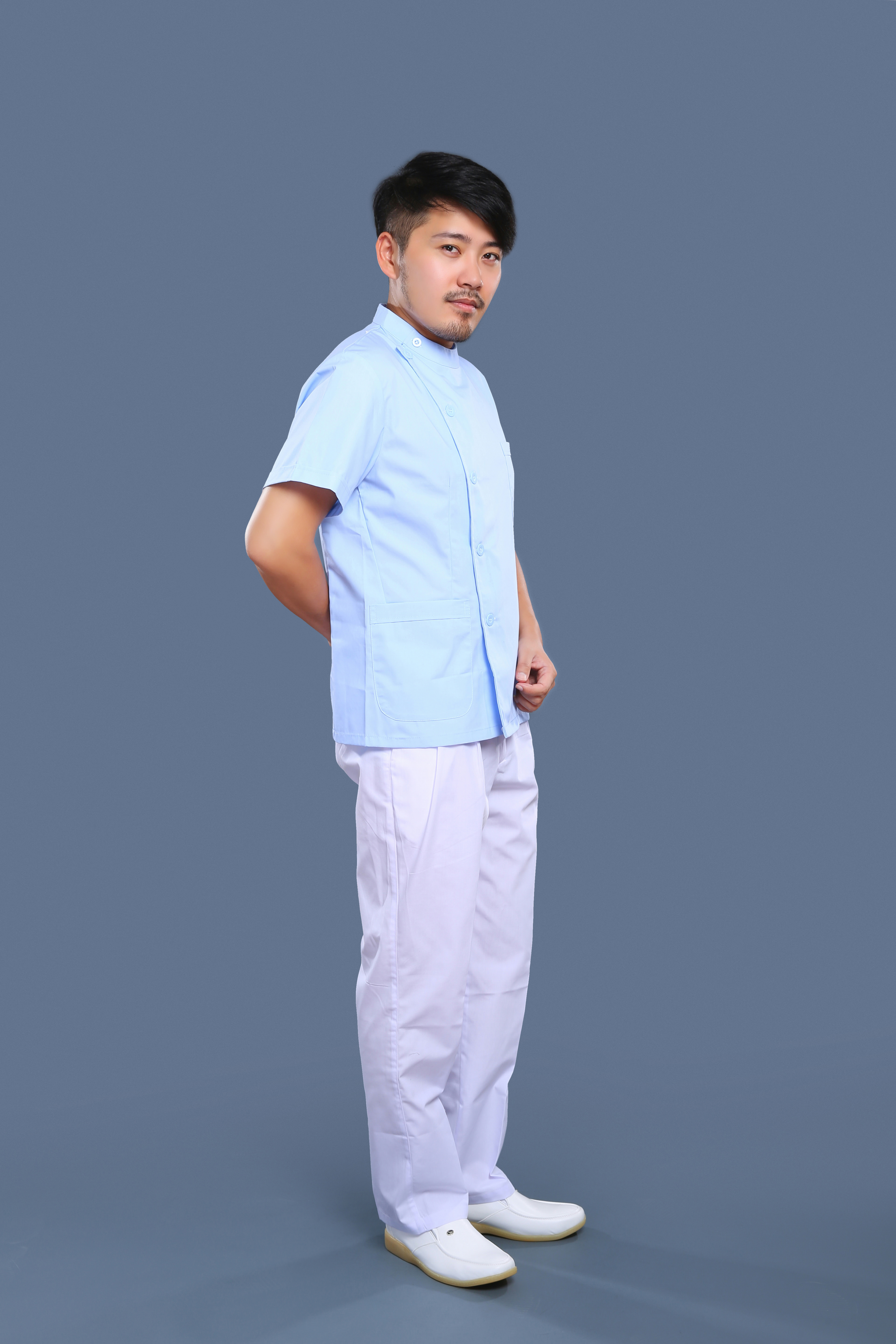 藍(lán)白護(hù)理工作服正面