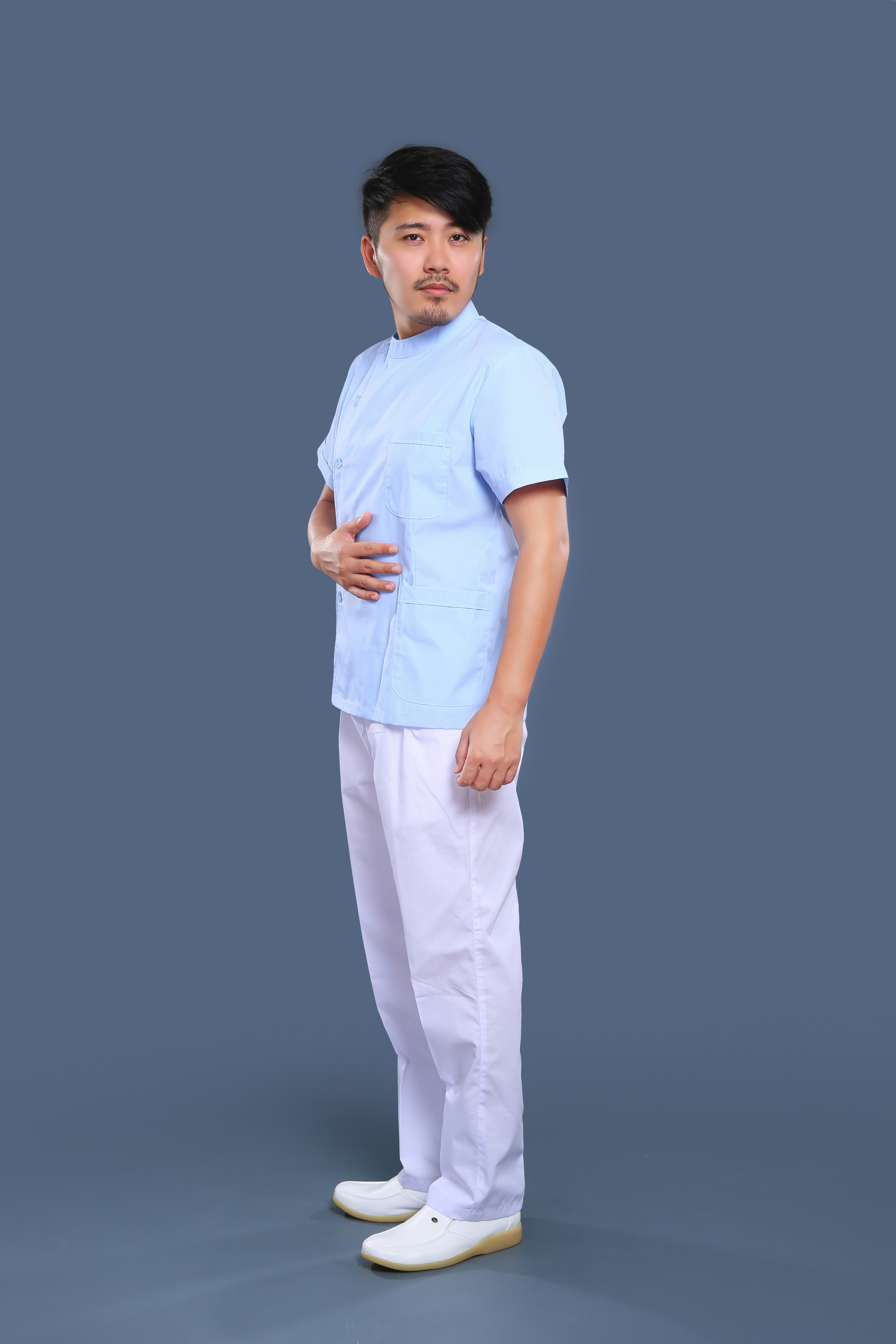 藍(lán)白護(hù)理工作服側(cè)身照