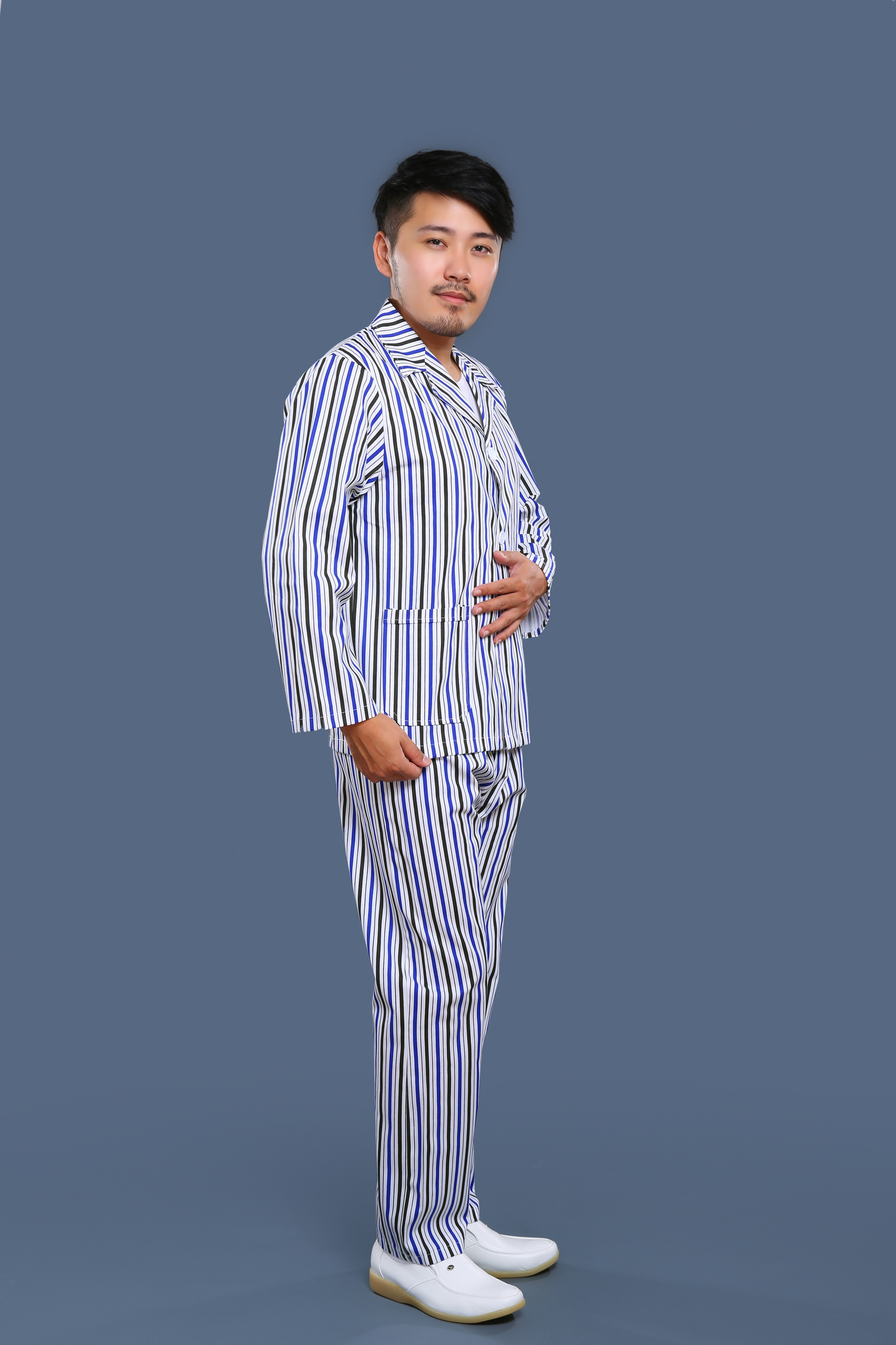 藍(lán)黑條紋病號(hào)服正面照