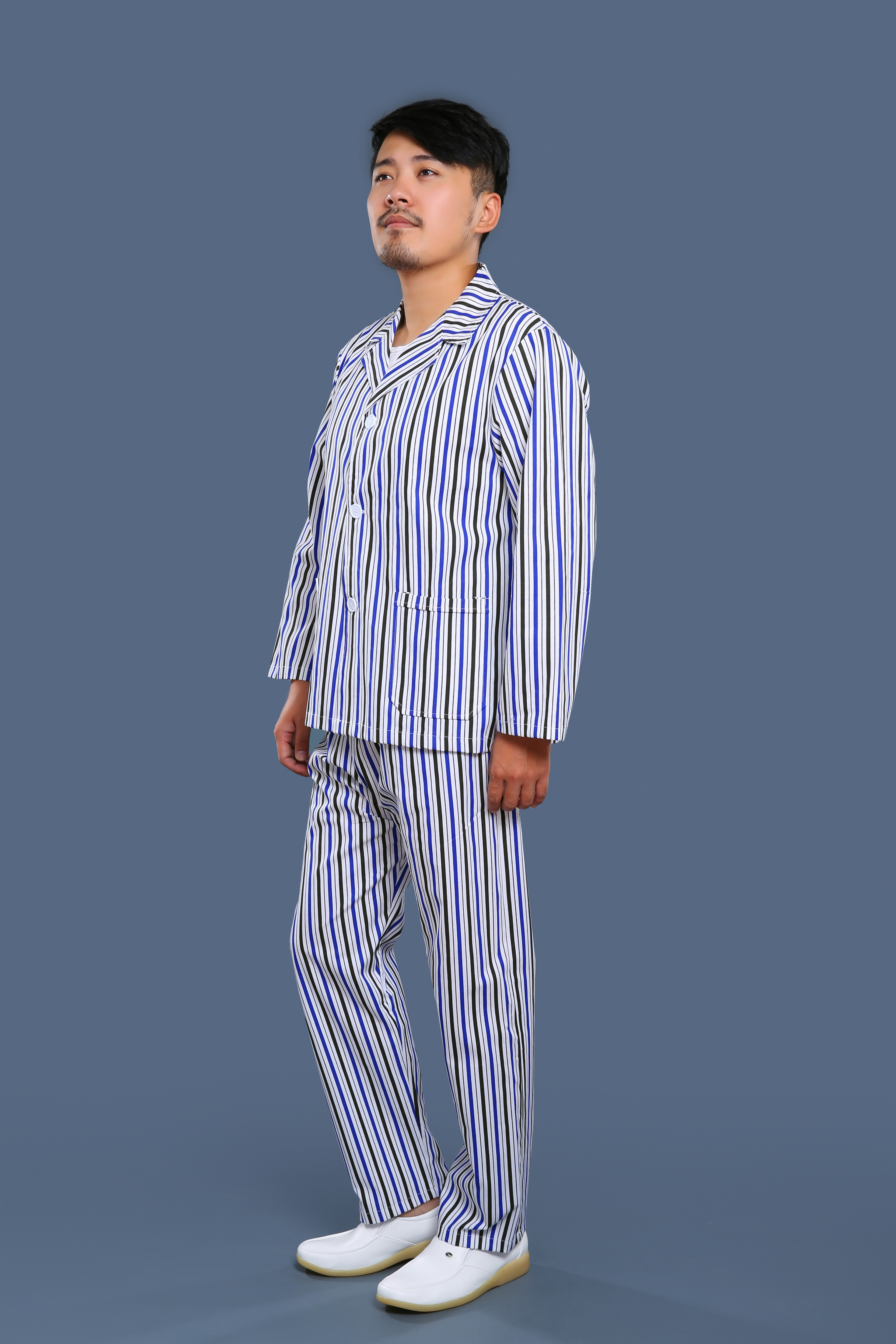 藍(lán)黑條紋病號(hào)服側(cè)身照