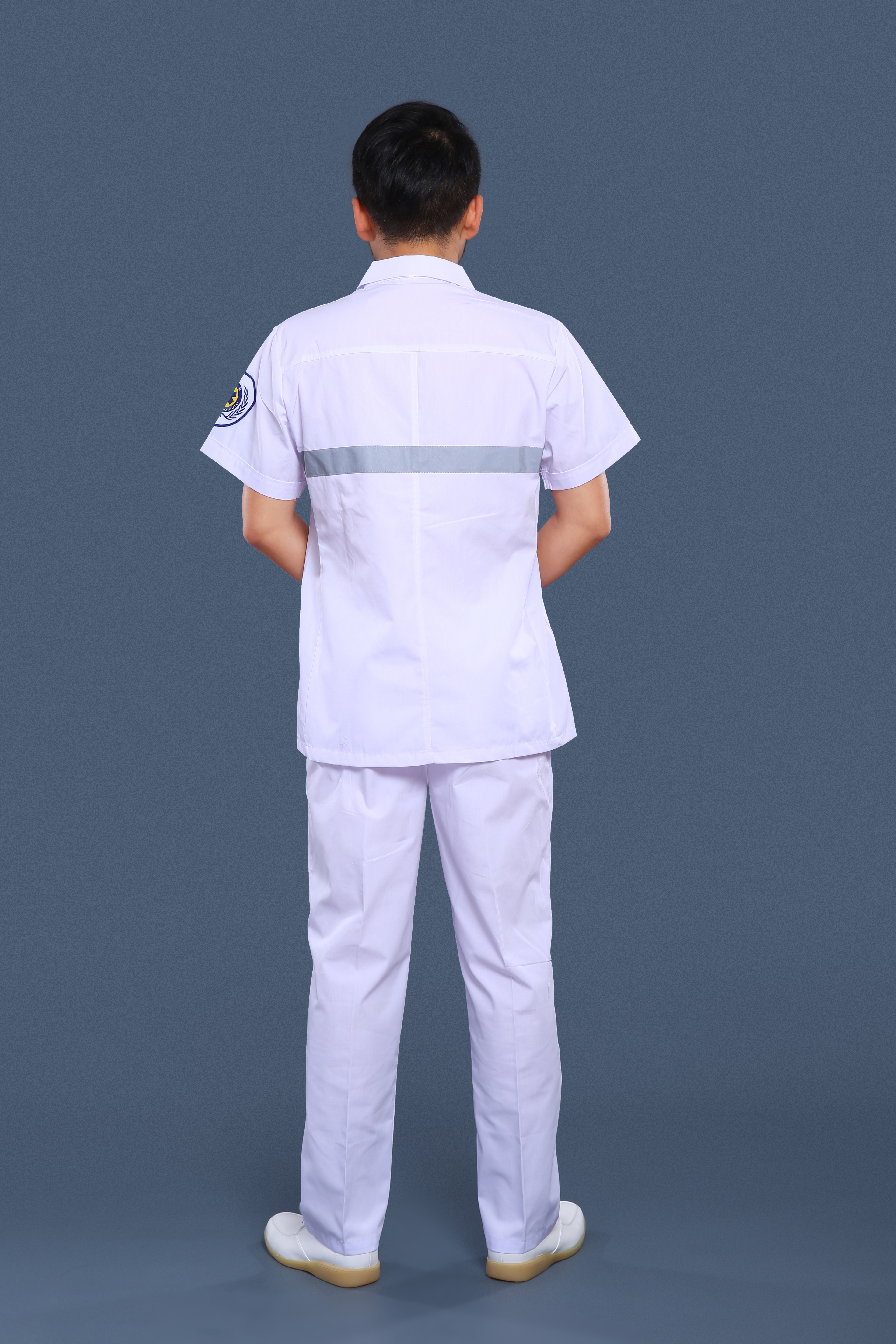 白色急救服背面展示