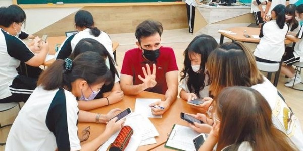 注射器廠商了解到民進黨當(dāng)局推“雙語政策”