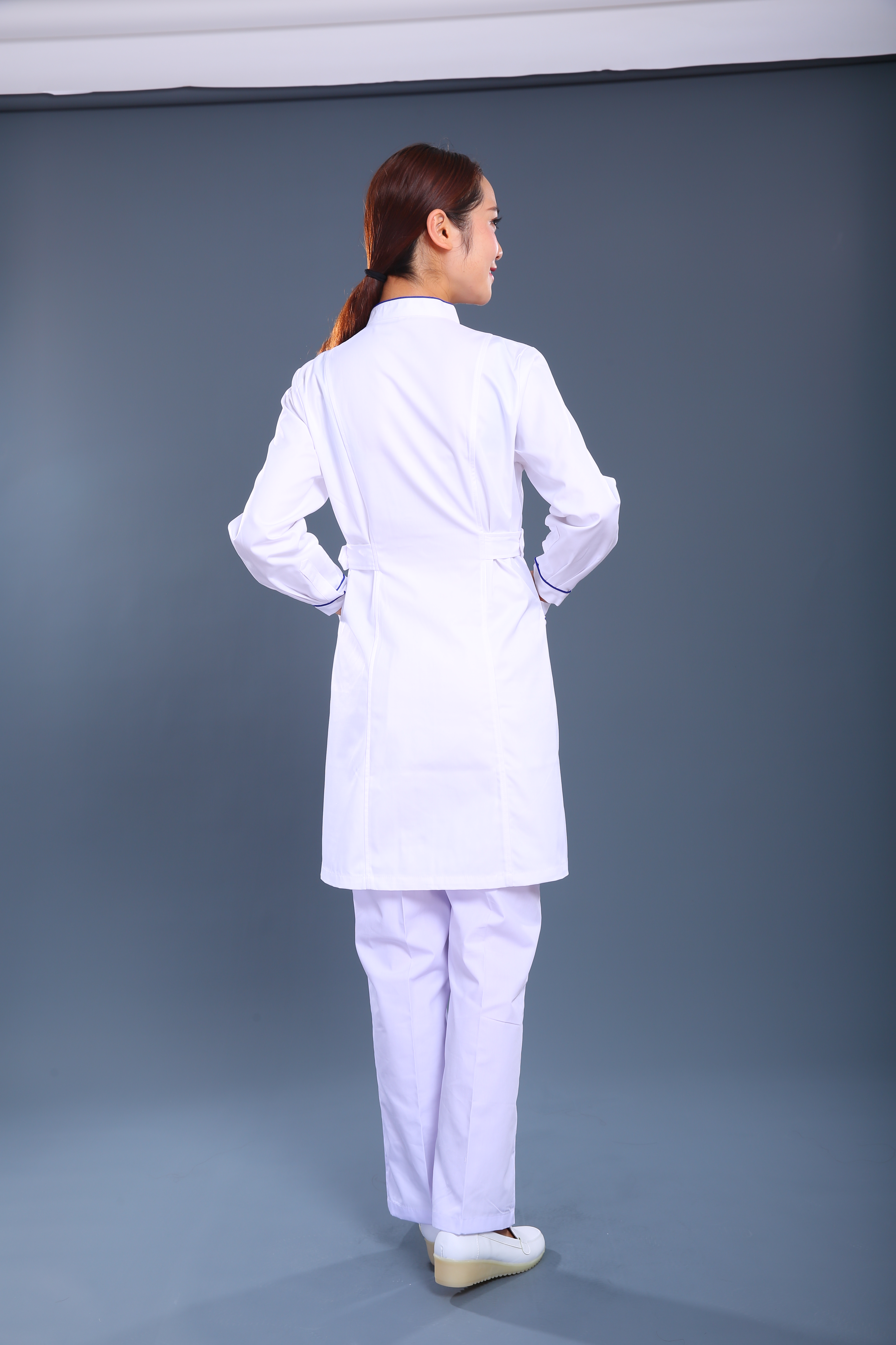 白色長(zhǎng)款護(hù)士制服