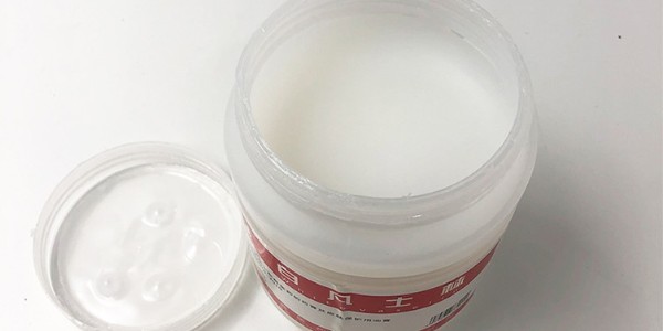 白凡士林油膏：護(hù)膚界的萬金油，一瓶搞定多種問題