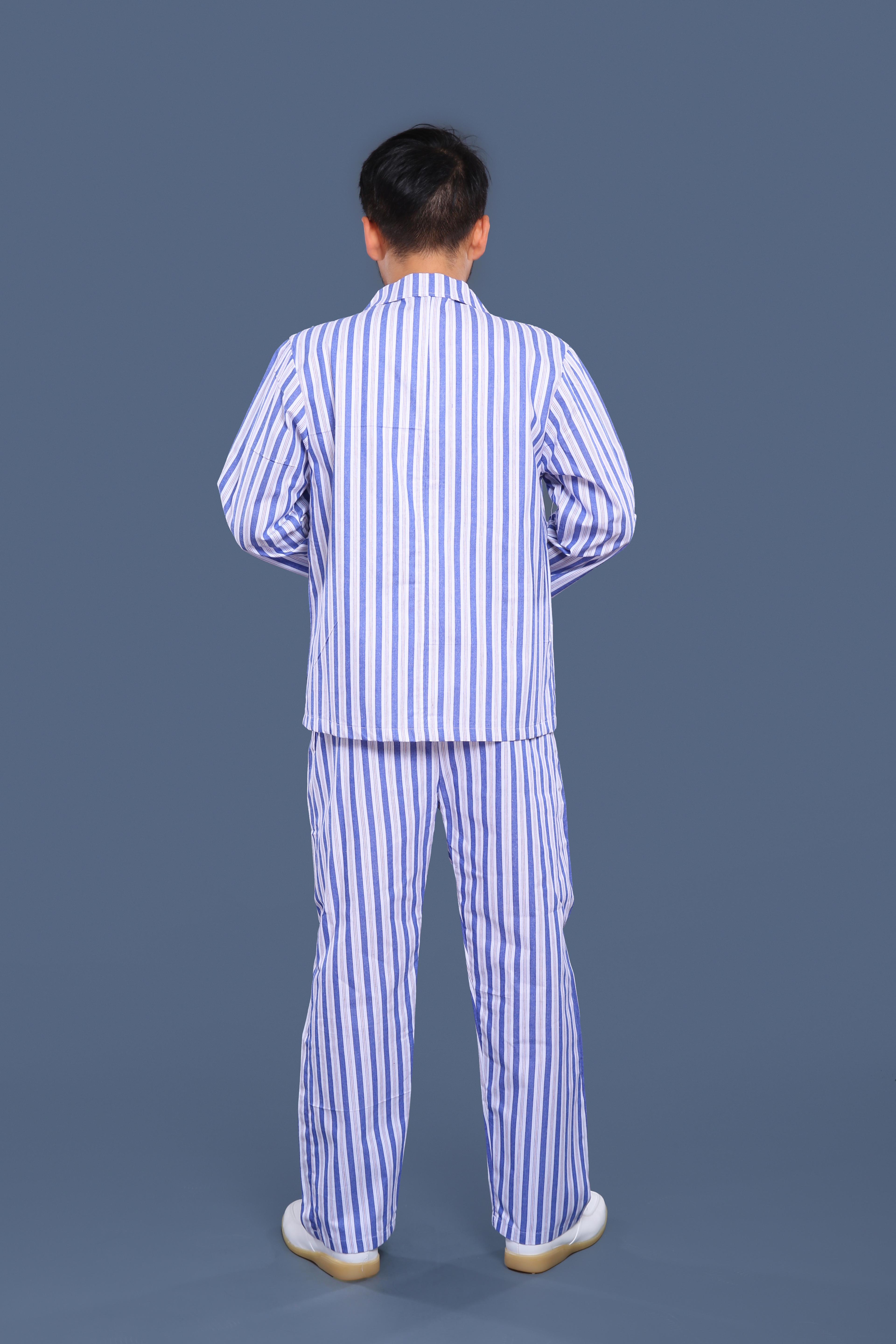藍白條紋翻領(lǐng)病號服背面